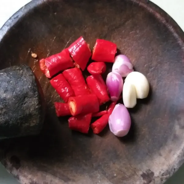Ulek cabai rawit, bawang merah, dan bawang putih, sisihkan