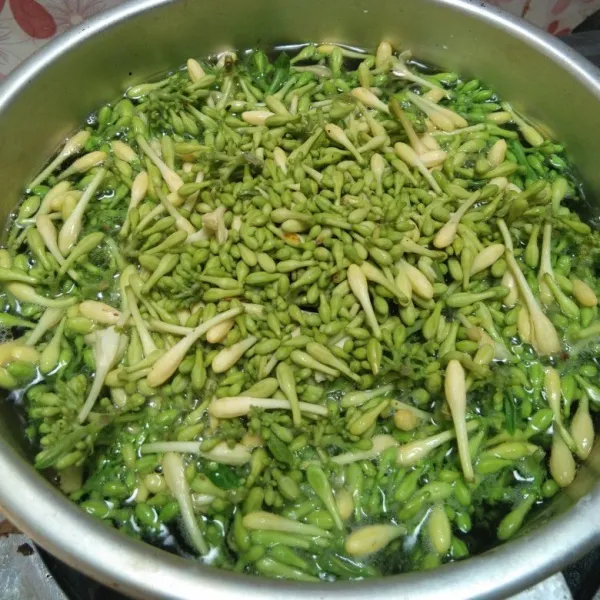 Rebus 250 gr bunga pepaya selama 5 menit lalu, sisihkan