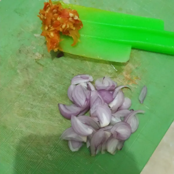 Haluskan cabai rawit, iris tipis bawang merah