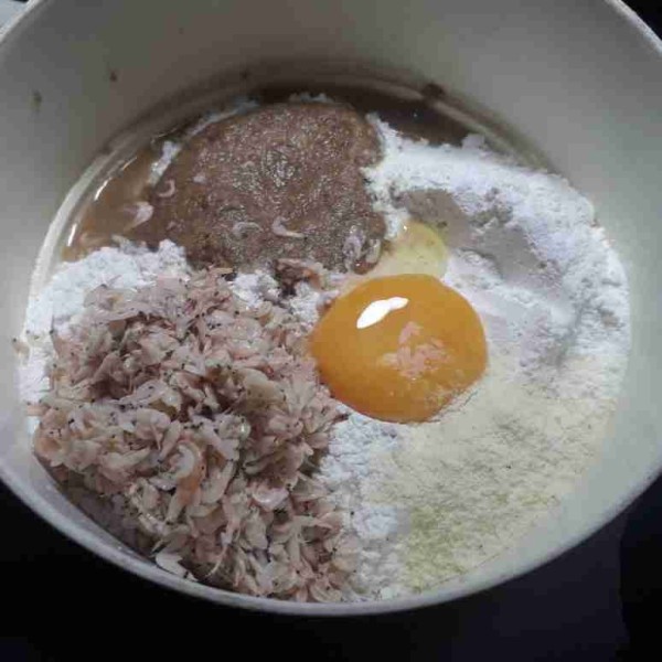Dalam wadah masukkan tepung beras, tepung terigu, udang rebon, bumbu halus, kuning telur, garam dan kaldu bubuk