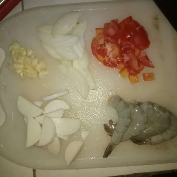 Cuci bersih dan potong-potong bawang putih, bawang bombay, tomat, shrimp ball dan udang