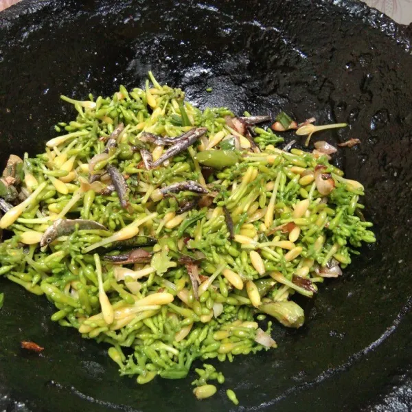 Masukkan 250 gr bunga pepaya yang sudah direbus lalu ratakan