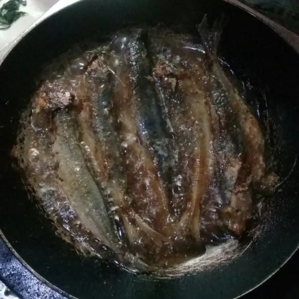 Buang kepala ikan peda, kemudian cuci bersih. Goreng pada minyak panas cukup sekali balik, tiriskan