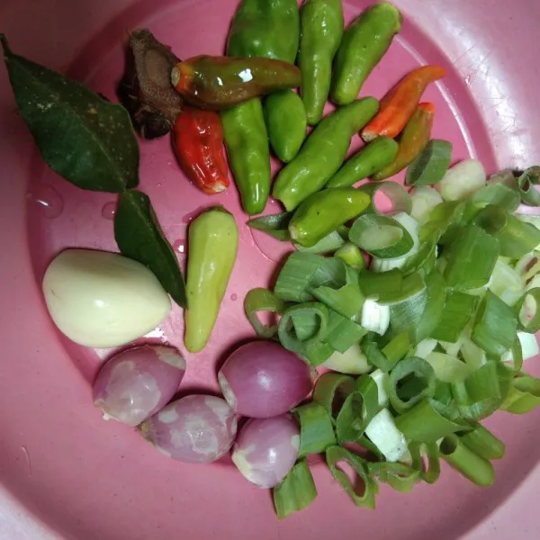 Potong kecil-kecil 13 cabai rawit, 4 siung bawang merah, 1 siung bawang putih, 1 daun bawang dan laos digeprek