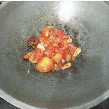 Panaskan minyak. Tumis bawang merah, bawang putih, cabai dan tomat sampai harum