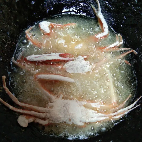 Goreng kepiting sampai matang dan crispy