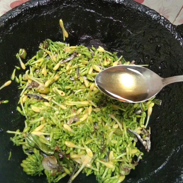 Masukkan 1 sdm minyak wijen