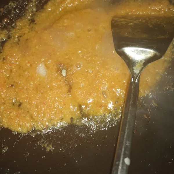Tumis bumbu halus dengan minyak yang sudah dipanaskan, lalu tambahkan gula, garam dan kaldu bubuk