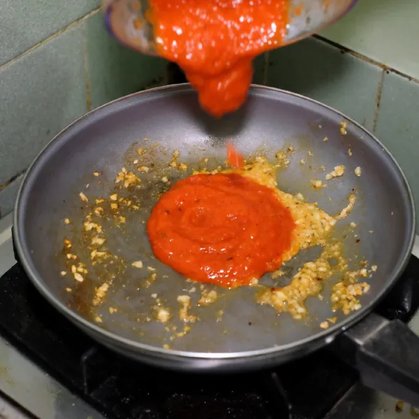 Sisihkan udang, lalu masukkan hasil blender roasted pepper