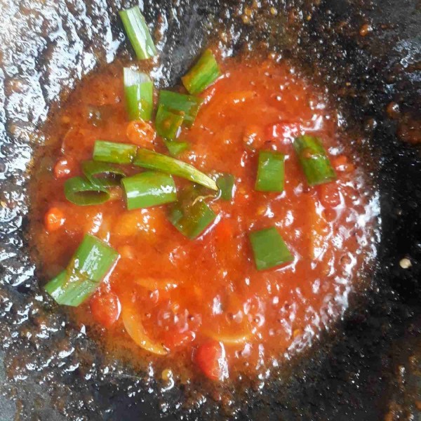 Lalu masukkan daun bawang, aduk sebentar