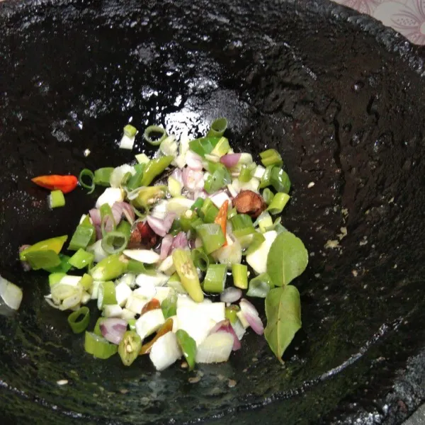 Tumis semua bahan yang sudah dipotong kecil-kecil