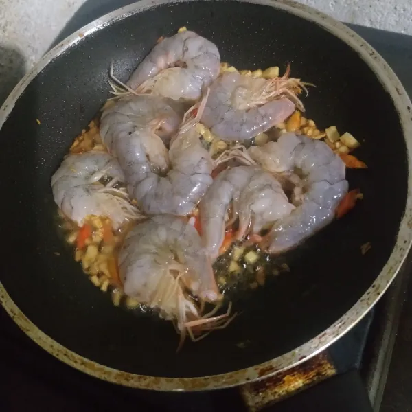 Masukkan udang, tumis sampai udang berubah warna