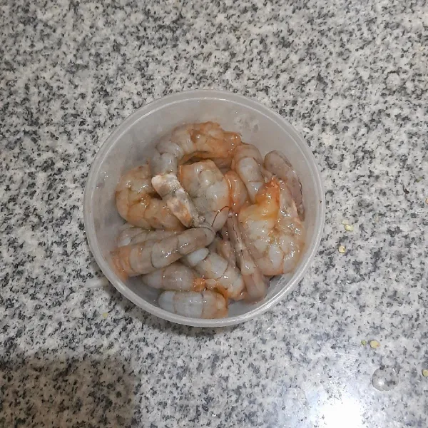 Bersihkan udang lalu lumuri dengan air perasan jeruk lemon. Sisihkan