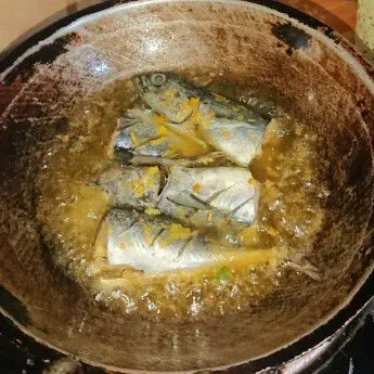 Setelah dibaluri bumbu, goreng ikan sampai matang lalu tiriskan