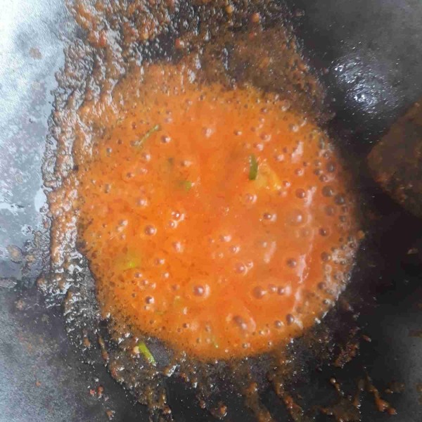 Tumis bumbu halus hingga harum. Masukkan jahe dan daun jeruk. Aduk hingga bumbu matang