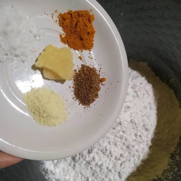 Dalam wadah masukan tepung beras, tepung tapioka dan bumbu