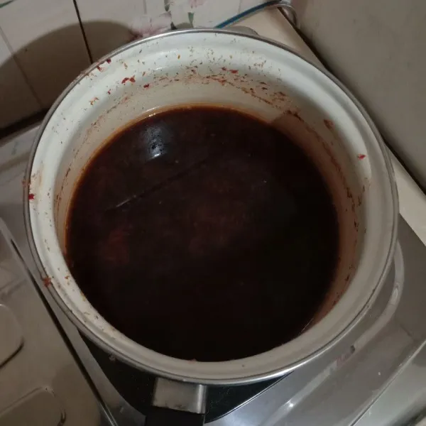 Buat kuah cuko dengan blender cabai merah dan bawang putih. Lalu masak semua bahan dalam panci hingga mendidih, lalu koreksi rasa. Biarkan dingin, kemudian saring