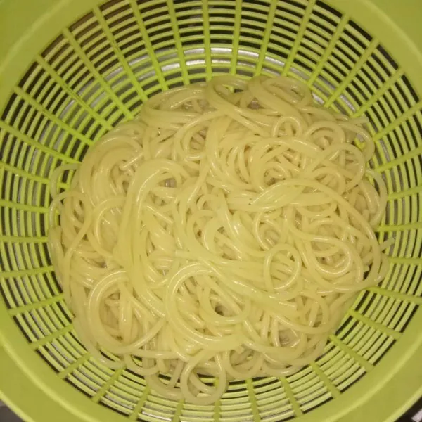 Rebus spaghetti di air mendidih selama 8 menit, tiriskan