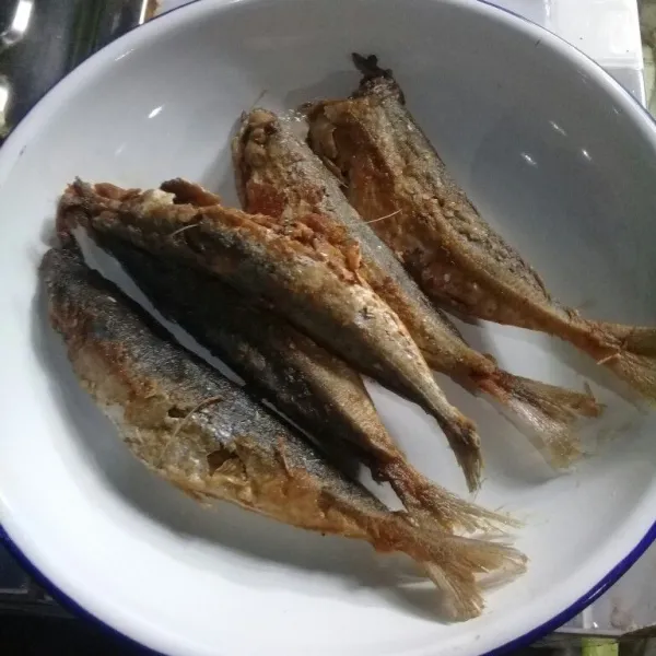 Tata ikan peda asin yang sudah digoreng ke piring saji