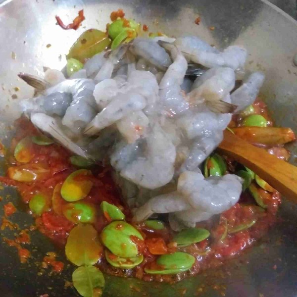 Setelah petai layu, masukkan udang dan sesekali diaduk