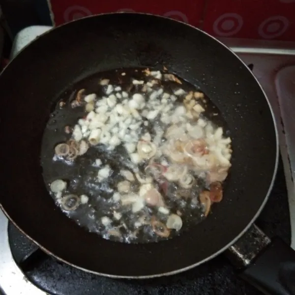 Siapkan minyak panas , lalu masukan bawah merah dan bawah putih yang sudah diiris, masak hingga harum