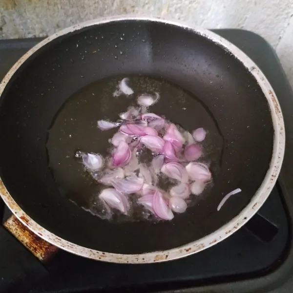 Panaskan secukupnya minyak goreng. Tumis bawang merah sampai harum