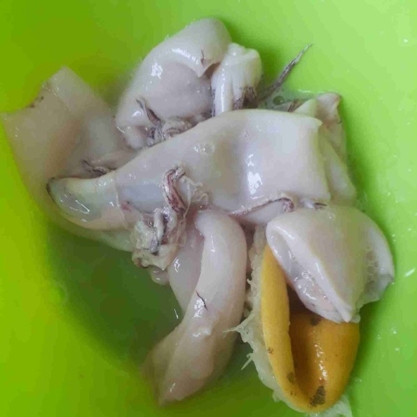 Cuci bersih cumi lalu buang lendirnya. Beri kucuran jeruk nipis dan garam secukupnya remas lalu diamkan 5 menit bilas bersih kembali