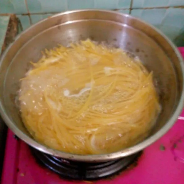 Rebus spaghetti hingga matang. Beri sedikit minyak sayur agar rebusan tidak lengket, angkat dan tiriskan