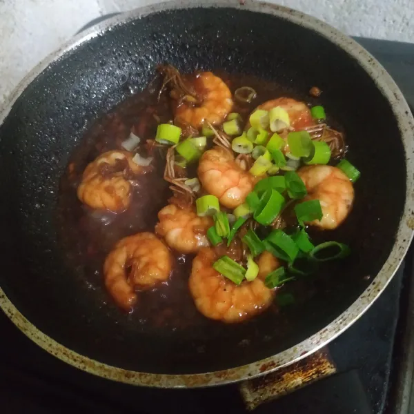 Masak sampai kuah mengental. Masukkan irisan daun bawang, aduk rata. Angkat