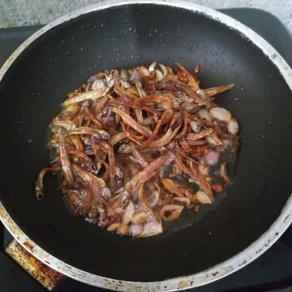 Masukkan teri goreng. Aduk rata sebentar, angkat