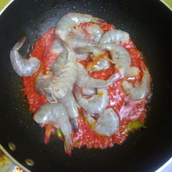 Masukkan udang masak hingga udang matang