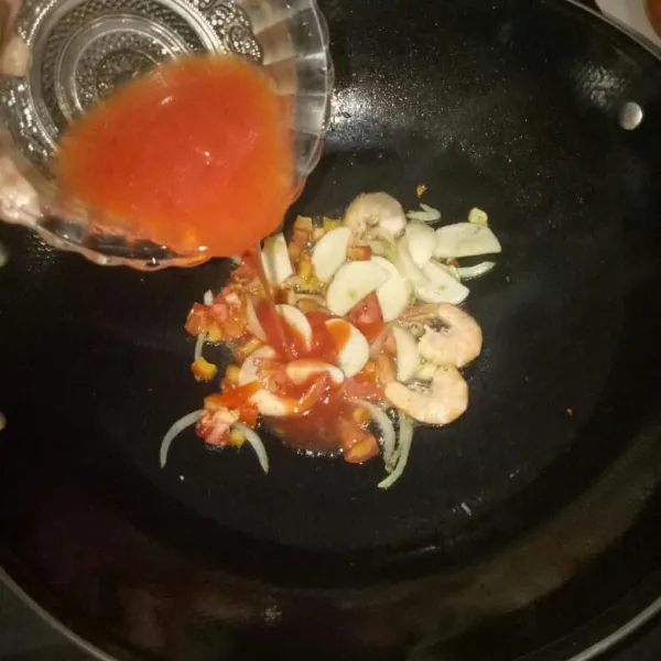 Masukkan tomat dan larutan saus tadi. Aduk rata sampai air surut lalu tambahkan kaldu bubuk
