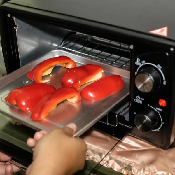 Potong paprika menjadi beberapa bagian lalu oven di suhu 200 derajat selama 40 menit, hingga kulit paprika kering dan bisa dikupas