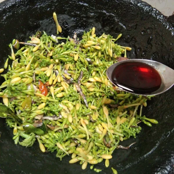 Masukkan 1 sdm kecap asin, lalu ratakan