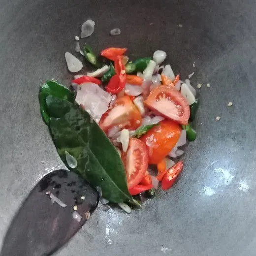 Tumis bawang merah dan bawang putih sampai kecoklatan, lalu masukkan semua bumbu. Tumis sebentar