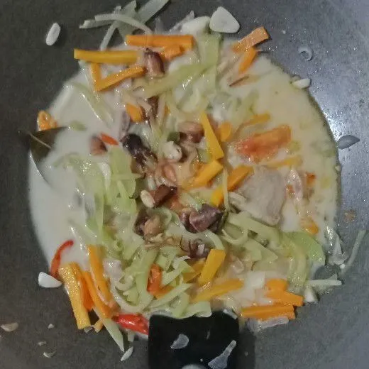 Setelah mendidih, masukkan santan instan. Masak sambil diaduk-aduk agar santan tidak pecah