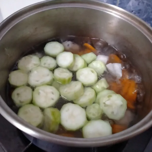 Kemudian masukkan sayur oyong. Masak hingga matang, sekitar 5 menit. Beri garam dan kaldu jamur. Tes rasa, sesuaikan selera masing-masing