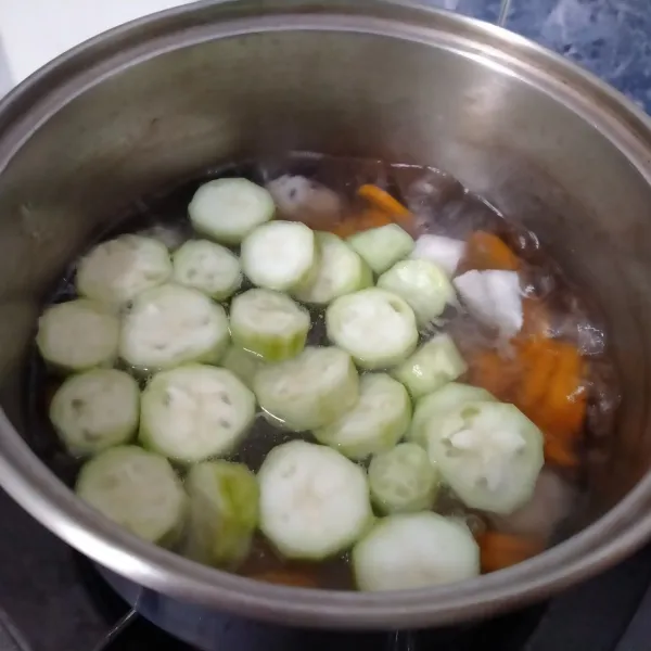 Kemudian masukkan sayur oyong. Masak hingga matang, sekitar 5 menit.  Beri garam dan kaldu jamur. Tes rasa, sesuaikan selera masing-masing