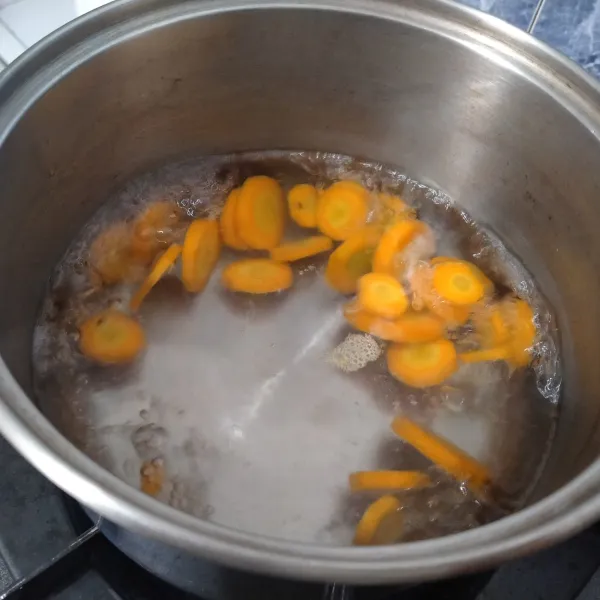 Rebus wortel terlebih dahulu hingga setengah matang