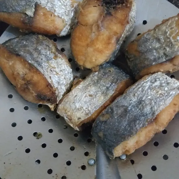 Goreng ikan sampai agak berkulit