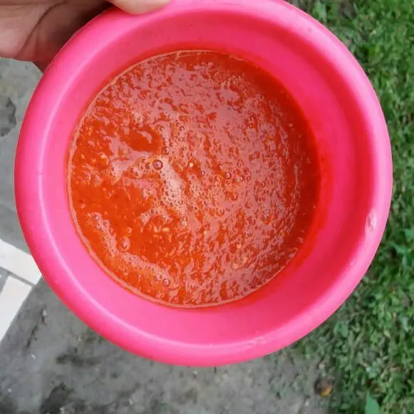 Blender cabai, bawang, dan tomat sampai halus