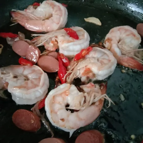 Masak sampai udang berubah warna