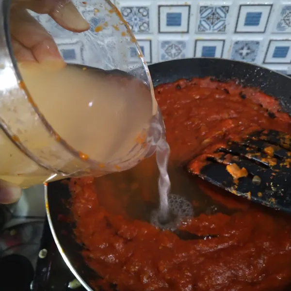 Masukkan kaldu ayam