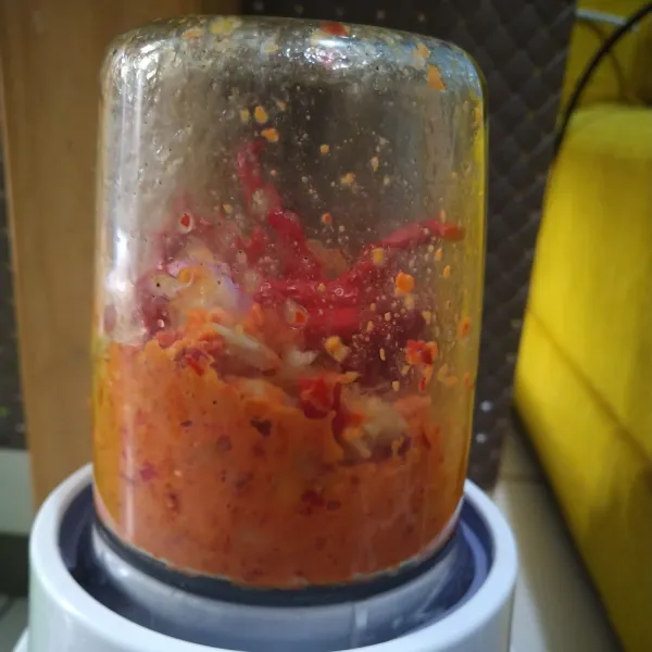 Haluskan bawang putih, bawang merah, cabai merah keriting, jahe, sedikit minyak, garam dan lada