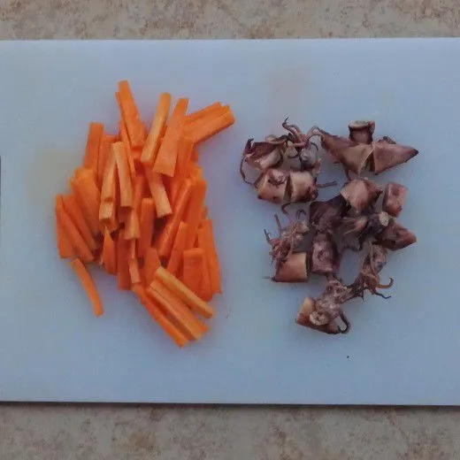 Cumi asin direbus 10 menit untuk mengurangi rasa asin, lalu dipotong-pitong. Wortel dipotong korek api