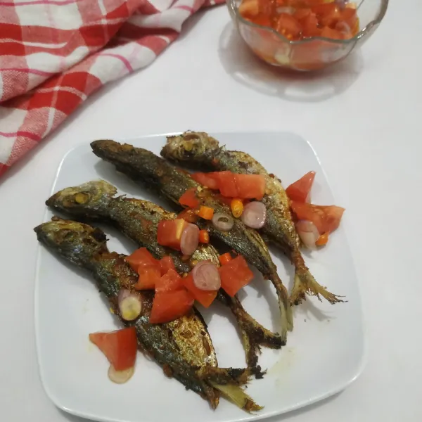 Tata ikan goreng di piring saji. Siram dengan sambal dabu-dabu. Sajikan