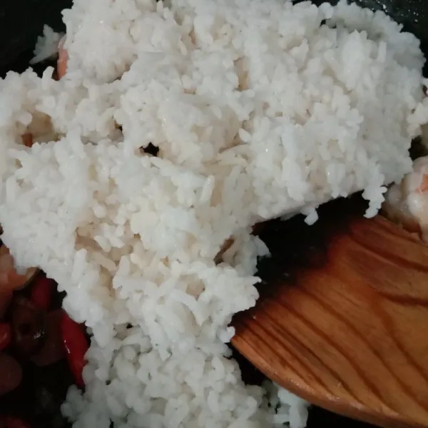 Masukkan nasi dingin