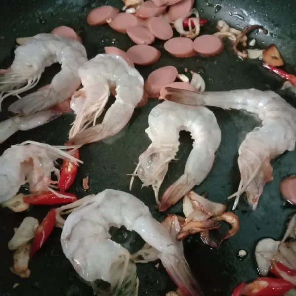 Masukkan sosis dan udang