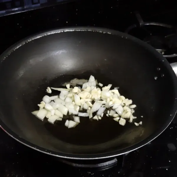 Panaskan minyak, lalu tumis bawang bombay dan bawang putih hingga harum