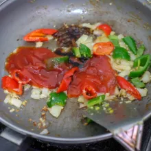 Tumis hingga wangi, kecilkan api. Masukkan saus tiram, saus tomat, saus sambal, mentega, garam, gula dan lada, serta secukupnya air